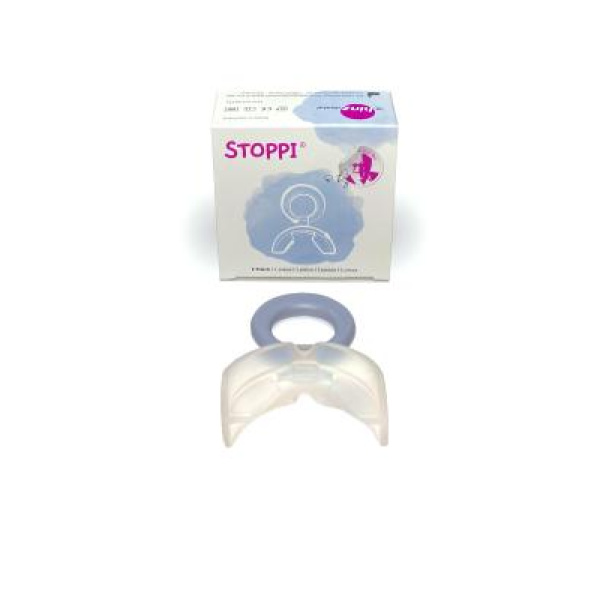 STOPPi® е силиконова пластина, която осигурява безопасна алтернативна на вредните детски навици за смучене на палец или биберон.