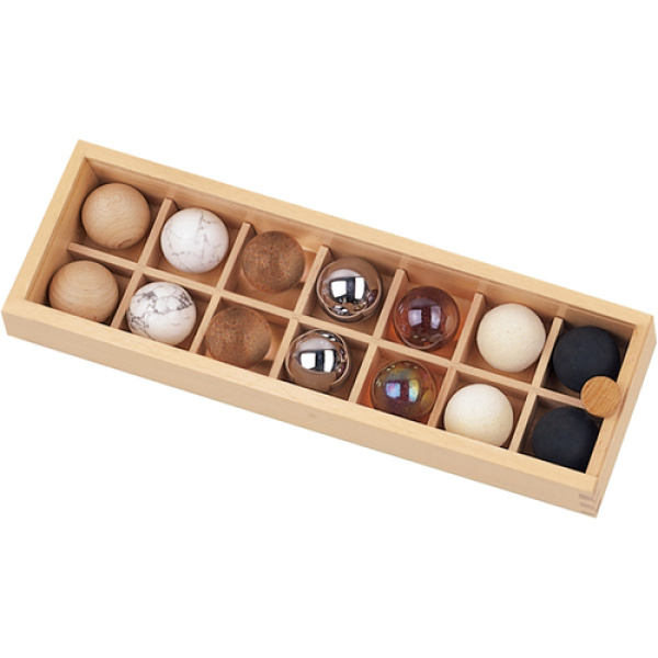 Кутия с топки от различни материали