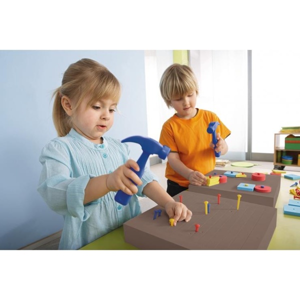 Детска игра с чукове и цветни гвоздеи