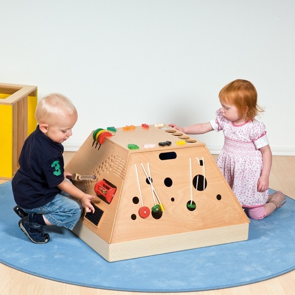 Дървена пирамида с игри за малки деца 1