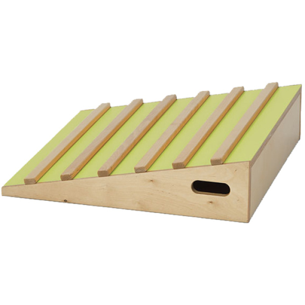 Дървена рампа с ребра - съоръжение за игра на закрито
