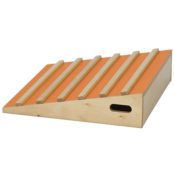 Дървена рампа с ребра - съоръжение за игра на закрито