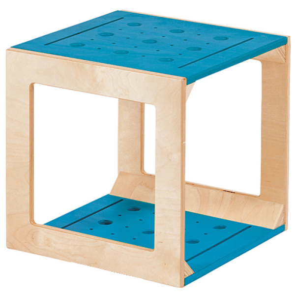 Дървен куб с отвори - съоръжение за игра на закрито