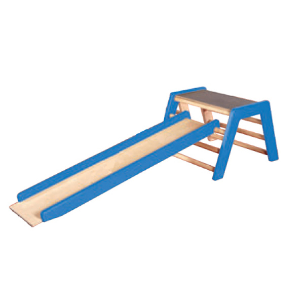 Дървена пързалка с платформа - съоръжение за игра на закрито