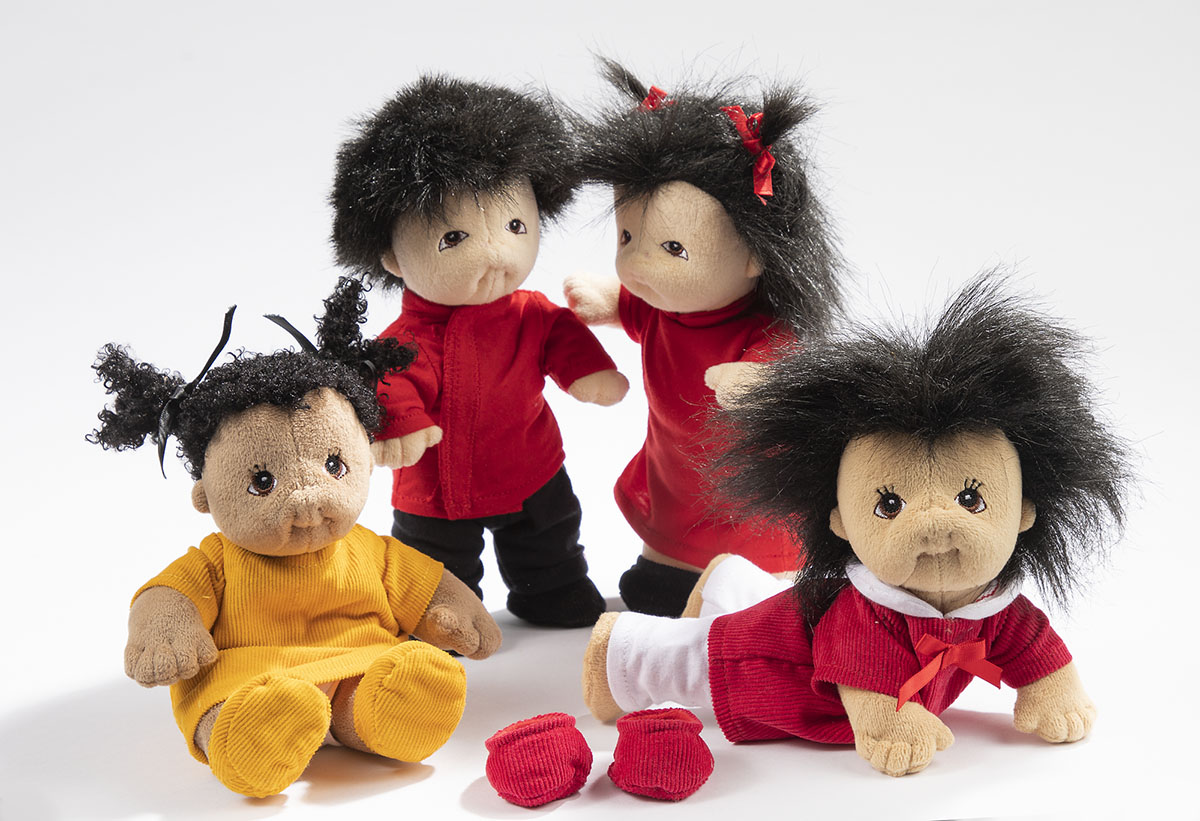 Емпатични кукли с различен етнически произход и културни специфики