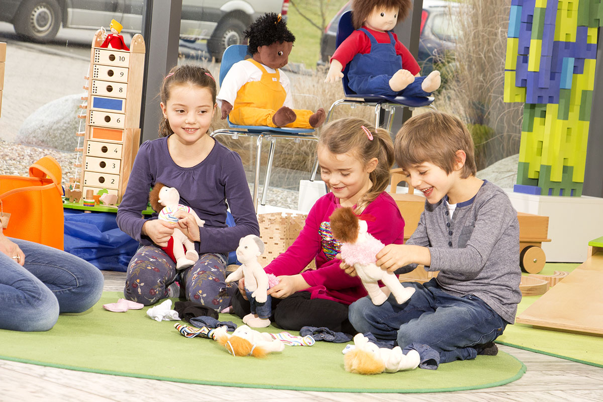 Играта с емпатични кукли благоприятства емоционалното израстване на децата