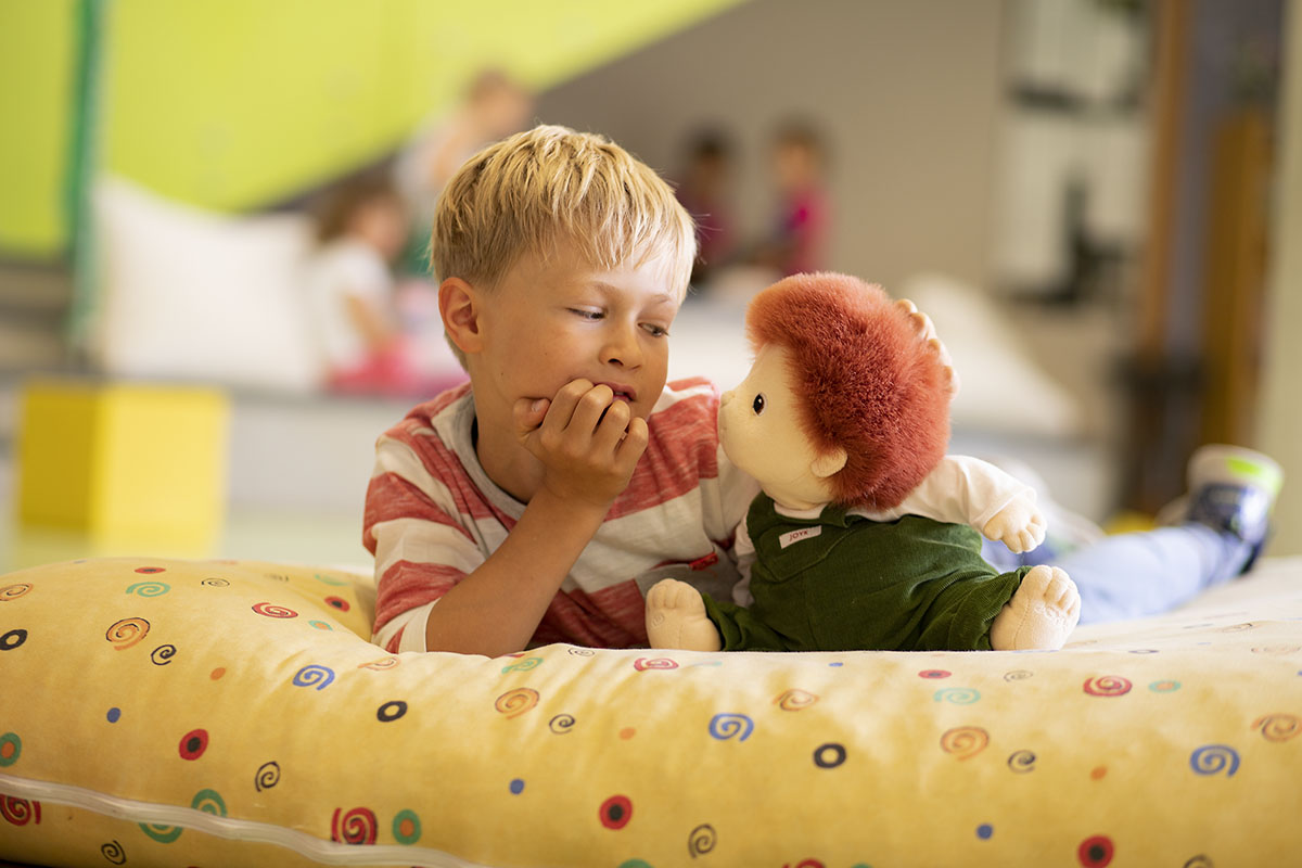 емпатични кукли стимулират у децата умение да проявяват състрадателност, съпричастност и грижовност към другите